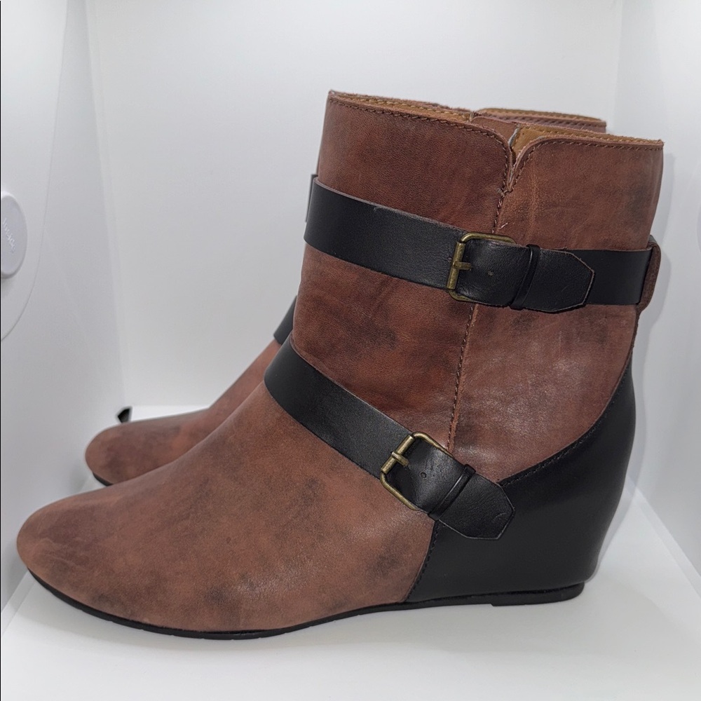 Comfortiva Ramika Leather Wedge Ankle Boots w Buckles Women’s 10 - Picture 4 of 9